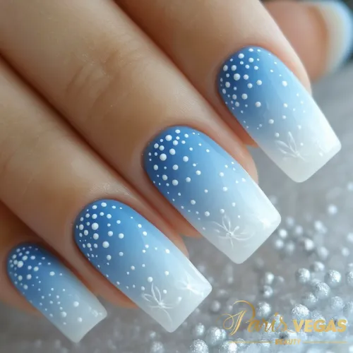 Unhas decorada azul com ombré e poá, design moderno e elegante, ideal para quem busca uma manicure criativa e sofisticada, feita por nail designer em São Paulo.