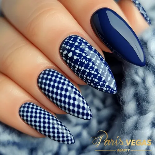 Unhas decorada azul com xadrez Vichy, design moderno e delicado, ideal para quem busca uma manicure elegante e estilosa em um salão de beleza em Moema.