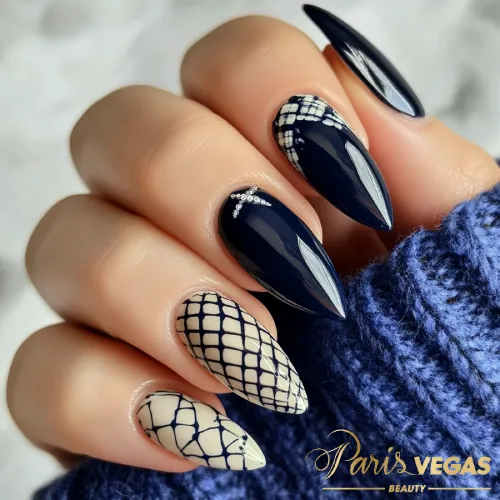 Unhas decorada azul com formas quadriculadas, design moderno e geométrico, perfeito para quem deseja uma manicure estilosa e sofisticada em um salão de beleza em Moema.