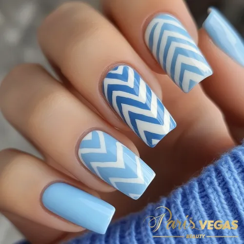 Unhas decorada azul com design Chevron em alto estilo, uma manicure elegante e moderna, realizada em salão de cabeleireiro em Moema, São Paulo.