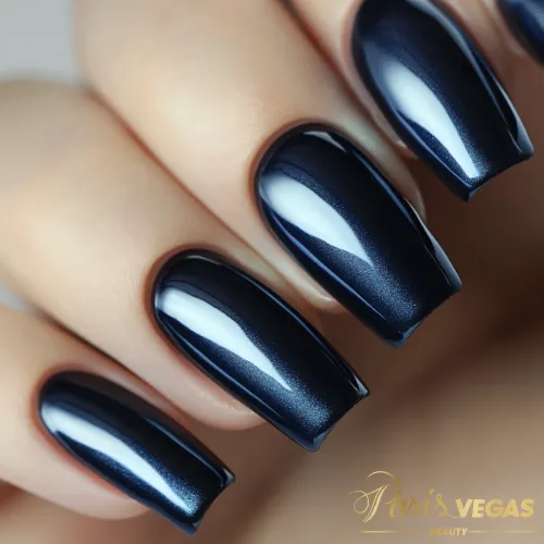 Unhas decorada azul escuro metalizado, design sofisticado e moderno, ideal para quem busca uma manicure elegante e luxuosa em salão de beleza em Moema.