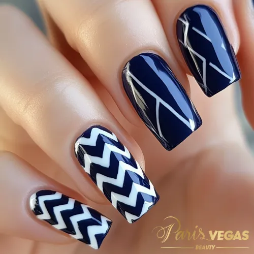 Unhas decorada azul com design zig zag, moderno e criativo, ideal para quem busca uma manicure exclusiva e cheia de estilo no salão de beleza em Moema.