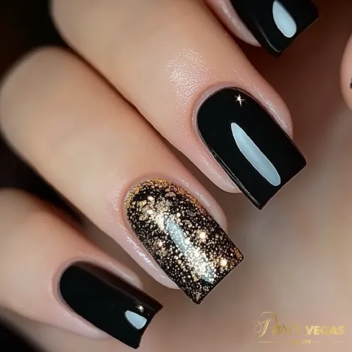 Glitter dourado em esmalte escuro feito por manicure em São Paulo