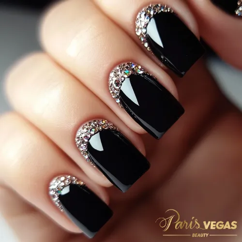 Decoração Unhas Pretas com strass, design elegante e sofisticado.