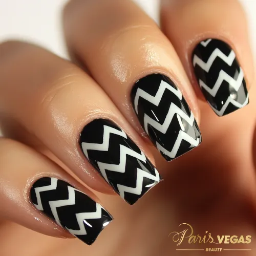 Decoração Unhas Pretas com design Chevron, oferecendo um estilo geométrico moderno e sofisticado.