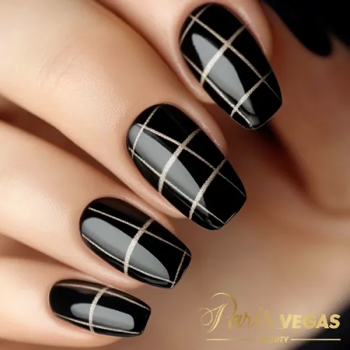 Decoração Unhas Pretas com linhas finas quadriculadas, estilo moderno e detalhado.