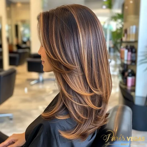 Mulher com cabelo castanho liso, resultado de mega hair perto de mim em São Paulo, na Paris Vegas Beauty.