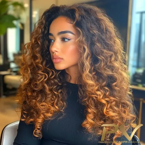 Morena iluminada com cabelos cacheados volumosos e elegantes.