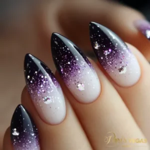 Modelos roxo unhas em ombré com glitter e pedrarias, em estilo sofisticado e moderno.