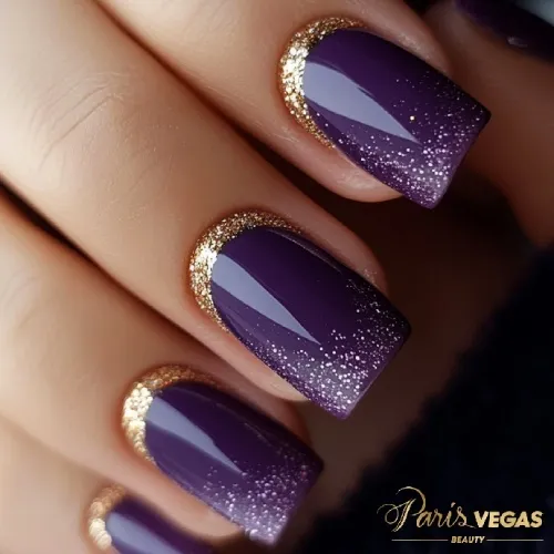 Roxo unhas com glitter dourado, manicure sofisticada feita por designer de unhas em São Paulo.