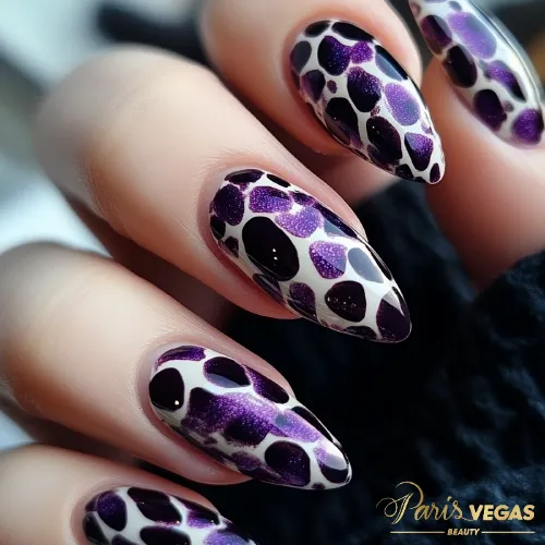 Modelos roxo unhas com design de animal print (oncinha), um estilo ousado e sofisticado.