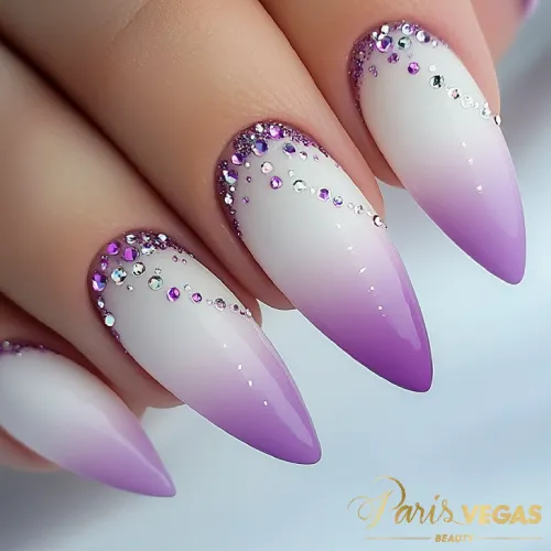 Roxo Unhas degradê com strass, design sofisticado e glamouroso em São Paulo, Paris e Vegas Beauty.