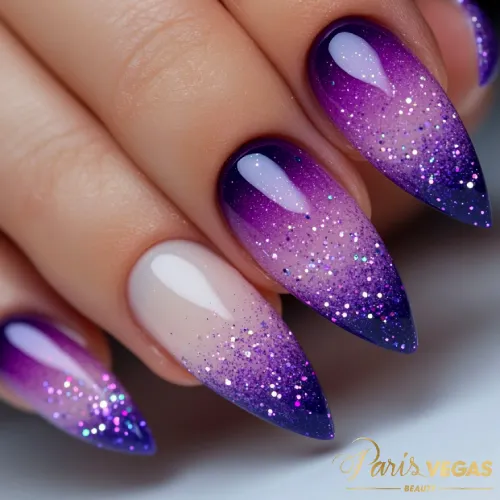 Roxo unhas com glitter em degradê, manicure brilhante e sofisticada em São Paulo, Paris e Vegas Beauty.