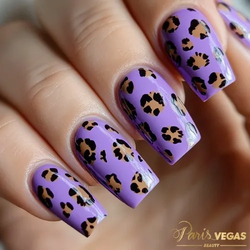 Roxo unhas com design animal print, manicure ousada e moderna em São Paulo, Paris e Vegas Beauty.