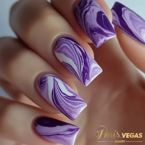 Roxo unhas marmorizadas, manicure elegante e sofisticada na Zona Sul, Paris e Vegas Beauty.