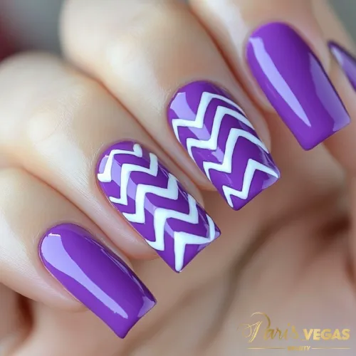 Roxo unhas com design Chevron (zig zag), manicure moderna e sofisticada em Moema, São Paulo.