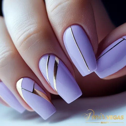 Roxo unhas com detalhes metálicos dourados, manicure sofisticada e luxuosa em Moema, São Paulo.