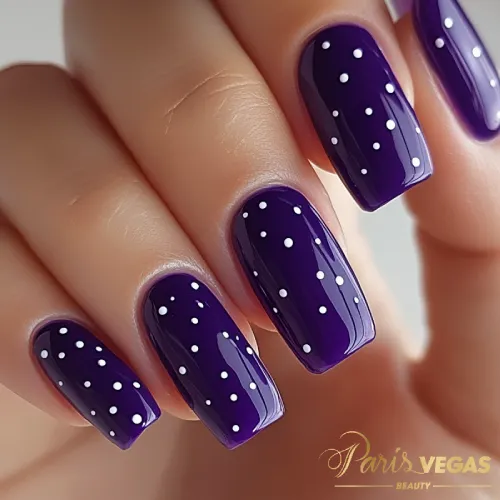 Roxo unhas com design poá (bolinhas), manicure delicada e moderna feita por nail designer em São Paulo.