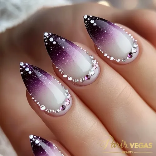 Roxo unhas com strass e pedrarias, manicure sofisticada e luxuosa feita por nail designer em São Paulo.