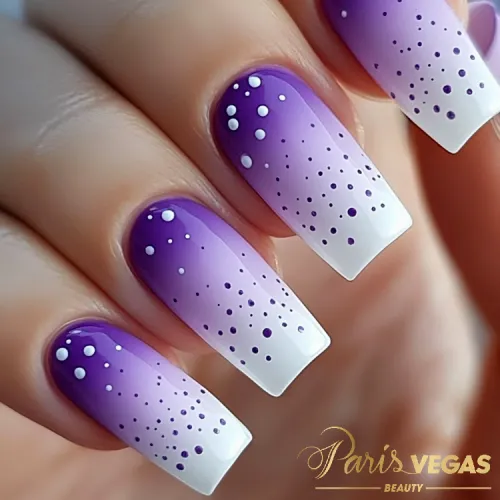 Roxo unhas com design poá, manicure delicada e moderna em Moema, Paris e Vegas Beauty.