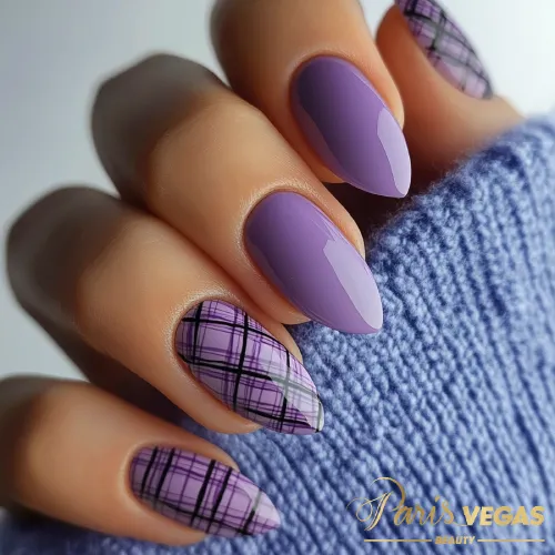 Roxo unhas com design quadriculado, manicure moderna e ousada em Moema, Paris e Vegas Beauty