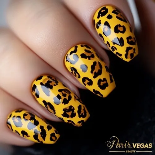 Unhas amarelas com design de Animal Print feitas por designer de unhas em Moema, São Paulo, para um visual ousado e elegante.