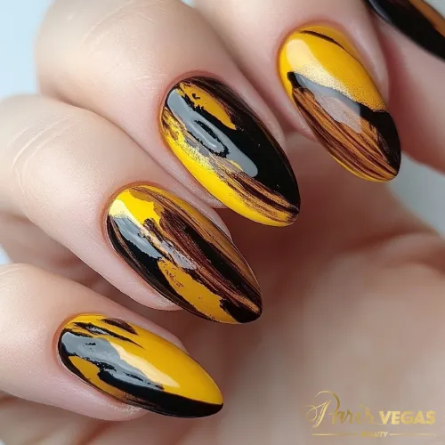 Unhas amarelas com pinceladas artísticas feitas por designer de unhas em São Paulo, criando um estilo criativo e sofisticado.