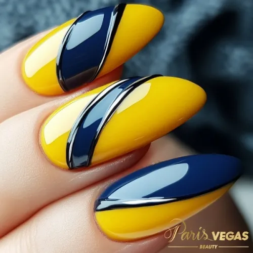 Esmaltação com mix de azul, feitas no Paris Vegas Beauty em São Paulo, criando um design vibrante e moderno.