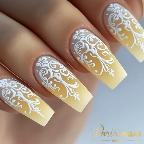 Unhas amarelas com degradê e arabescos, feitas no Paris Vegas Beauty em São Paulo. Um design sofisticado e elegante, perfeito para quem busca um toque artístico e moderno nas unhas.