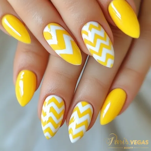 Unhas amarelas com design Chevron, feitas por manicure na Zona Sul de São Paulo, no Paris Vegas Beauty. Um estilo moderno e elegante, ideal para quem busca um toque geométrico e ousado nas unhas.