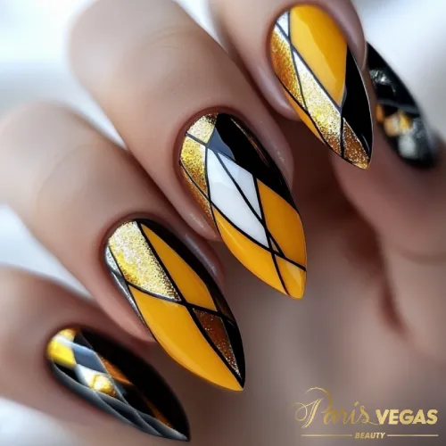 Unhas amarelas com design geométrico, feitas por nail designer perto de você. Um estilo moderno e criativo para quem busca originalidade nas unhas.