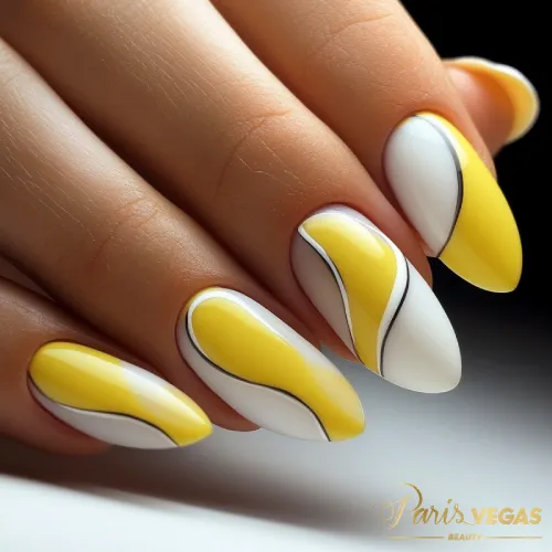 Unhas amarelas com design de curvas suaves, feitas por nail designer perto de você. Um estilo elegante e delicado, perfeito para quem busca um visual moderno e sofisticado nas unhas.