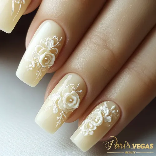 Unhas amarelas com flores de rosas delicadas, feitas no salão Paris Vegas Beauty em Moema, São Paulo. Um design elegante e feminino.