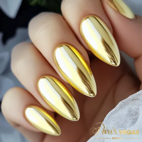 Unhas amarelas metalizadas, feitas no salão Paris Vegas Beauty em Moema, São Paulo. Um design moderno e sofisticado, ideal para quem busca brilho e elegância nas mãos.