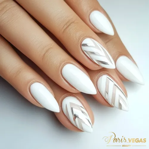 Unhas decoradas branco com detalhes prateados, criando um visual sofisticado e moderno.