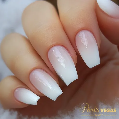 Esmalte com ombrê e rosê, feitas no Paris Vegas Beauty, São Paulo