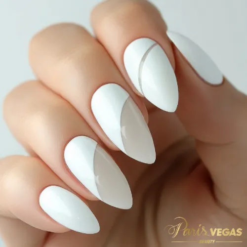 Unhas decoradas branco com design geométrico em curvas, criando um visual moderno e elegante.