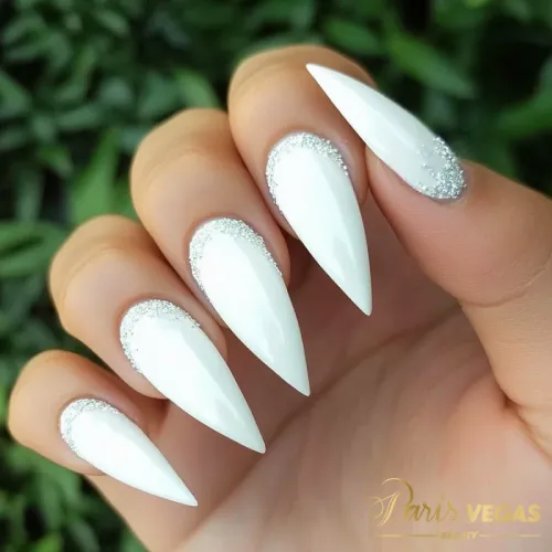 Esmalte claro, formato stiletto, feitas em Moema, São Paulo