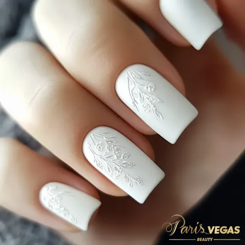 Unhas decoradas branco com design suave e delicado, proporcionando um visual elegante e feminino.