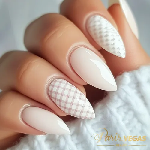 Unhas decoradas branco com estampa de xadrez Vichy, criando um visual moderno e elegante.