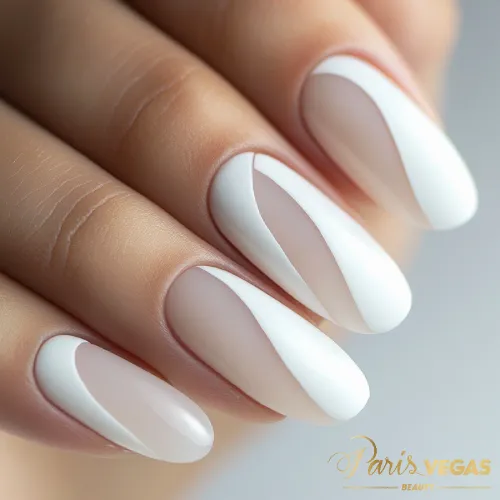 Unhas decoradas branco com curvas elegantes feitas por nail designer, criando um visual sofisticado e detalhado.