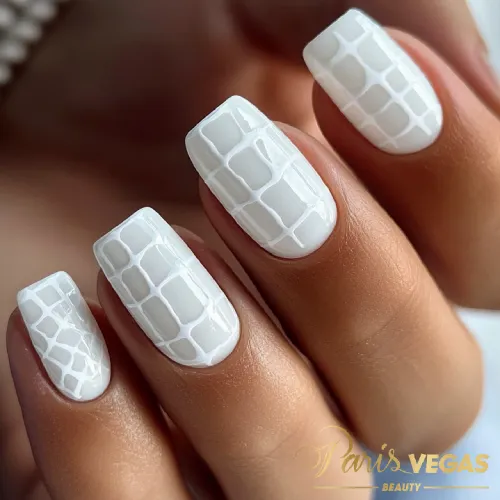 Unhas decoradas branco com estampa quadriculada, criando um visual moderno e sofisticado.