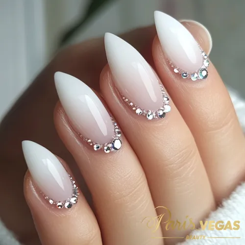 Unhas decoradas branco com strass, criadas no salão de beleza em Moema, oferecendo um visual sofisticado e brilhante.