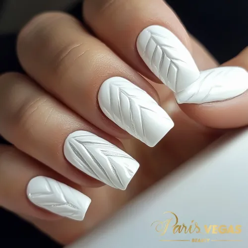 Unhas decoradas branco com estampa de zig zag, criando um visual moderno e estiloso.