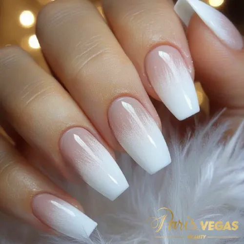 Design ombrê perfeito com esmalte claro, feito no salão Paris Vegas Beauty em Moema