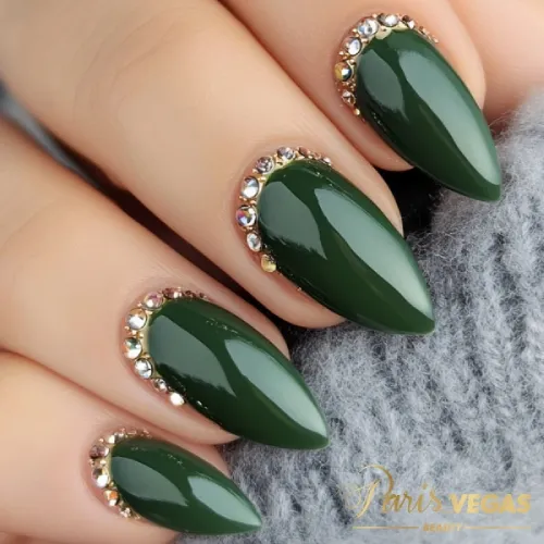 Unhas em verde com strass, design sofisticado e brilhante.