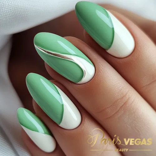 Unhas em verde água com design de curvas bicolor, estilo moderno e fluido.