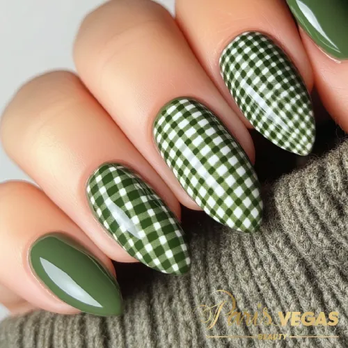 Unhas em verde com estampa xadrez Vichy, design clássico e moderno.