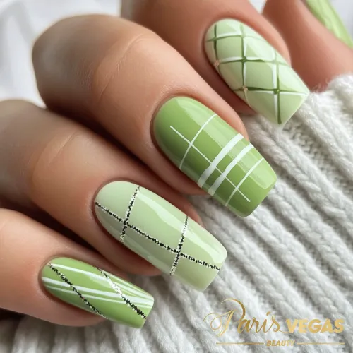 Unhas em verde com linhas finas quadriculadas, design moderno e geométrico.