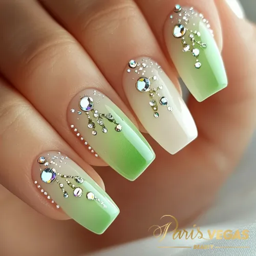 Unhas em verde com ombré e strass, design sofisticado e elegante.